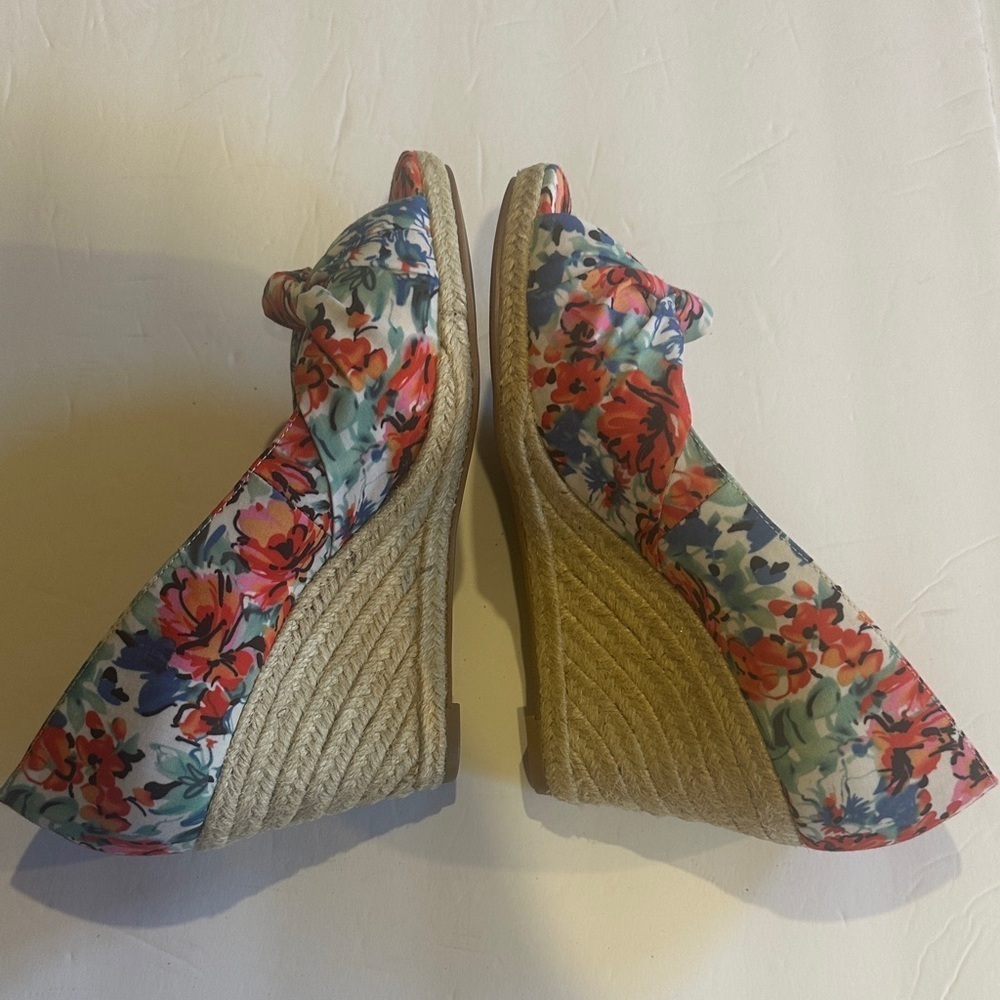 NWOT Kelly & Katie colorful Floral heeled Wedge Espadrilles with front knot - Picture 3 of 8